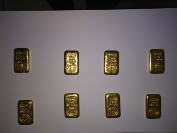 Custom official seize gold worth â‚¹26.40 lakh
