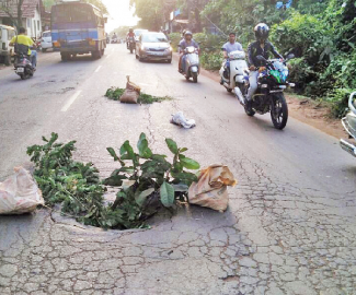 Near miss for motorists as road portion sinks at Vaddem
