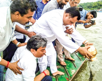 Mauvin immerses ashes of former PM Vajpayee in Zuari river