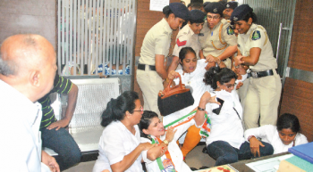 Mahila Congress activists lay siege to Salcete sub-registrar’s office, arrested