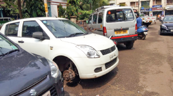 Mormugao council’s car sans tyre occupies parking space for over three months