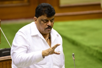 Churchill slams Cong for double speak on ban