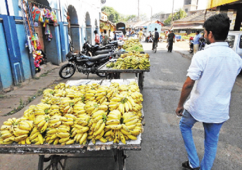 Margao station road turns into illegal vending zone, MMC looks the other way
