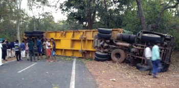 Trailer paralyses traffic for five hours at Poinguinim