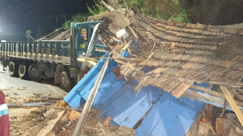 Major tragedy averted as loaded truck rams into shops at Poinguinim