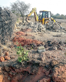 Work on barbed wire fence begins at Chimbel IT Park land ; p'yat in dark