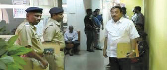 Digambar, Ravi stay away from meeting