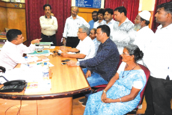 Gandhi market panel seeks action against illegal vendors