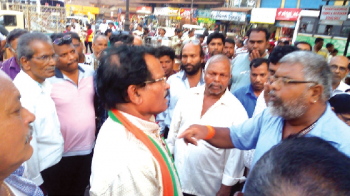 North Goa taxi-owners gherao Shripad over app-based taxis