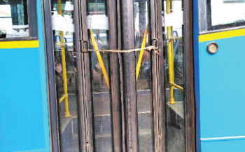 Sorry picture: A string used to support Kadamba bus door
