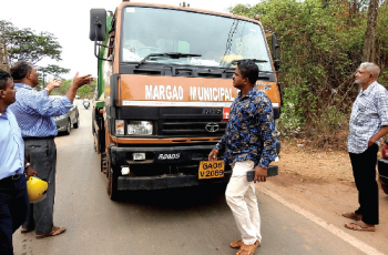 Curtorkars stop trucks laden with garbage, MMC in a fix