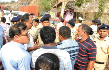 Curtorkars continue protest, garbage trucks go to Sonsodo under police protection