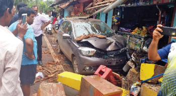 Car rams into roadside shops at Maxem