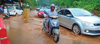 Water-logging at Agassaim causes traffic jam in Cortalim