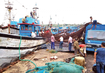 Trawlers at Kharewado Jetty get ready for new fishing season