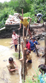 Carambolim comunidade inspects sluice gates following rain fury