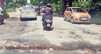 2-wheeler rider falls into pothole at Vasco, sustains injuries