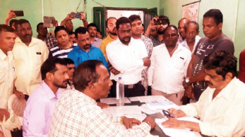 Sanguem locals confront official over power outages, high-handedness of JE