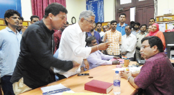 Gandhi market vendors lay siege on MMC CO’s office