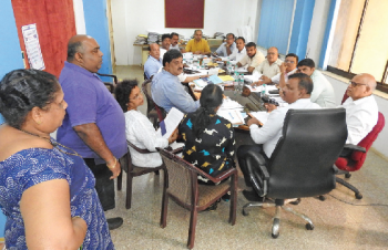 Retail fish vendors obstruct PDA meet over water issue