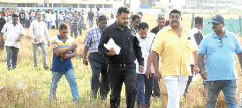 Reginaldo with the farmers; where are Digambar, Luizinho?