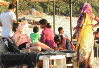 Migrant hawkers descend on Colva beach in droves