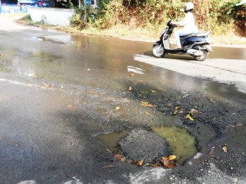 Overflowing sewage chamber raises stink in Margao