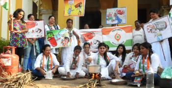 Cong women make tea on chullah to protest against LPG price rise