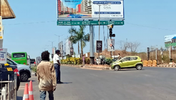 Motorists fume as signals malfunction at airport, MES college junctions