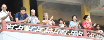 Madgavkars join countrymen to salute Corona warriors