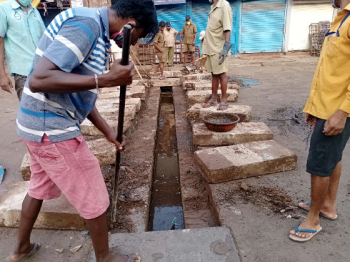 Mapusa civic body takes up massive drain cleaning exercise in market