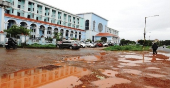 Muck-filled entrance, parking haunt south dist hospital