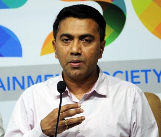 Seafarer cell of Goa AAP presents Oximeter to CM