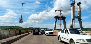 Motorists decry uneven road on Zuari bridge