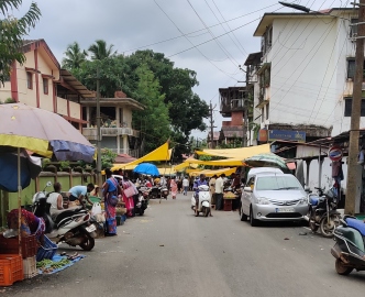 Roadside vendors take bite out of weekly Valpoi market