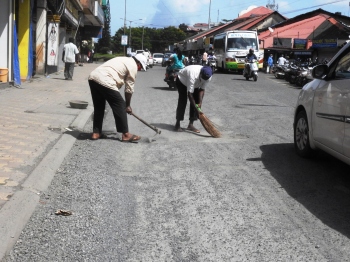 The New Normal? PWD engages workers to 'sweep' dusty Margao roads