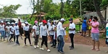 Loutolim villagers welcome Mollem-Vasco yatris marching to mark non-violence day