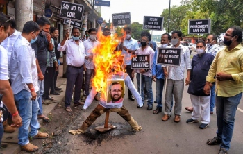 Cong workers storm 5-star hotel in midnight drama, demand to meet Prakash Javadekar