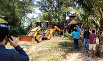Demolitions of 37 structures begins at Morjim beach