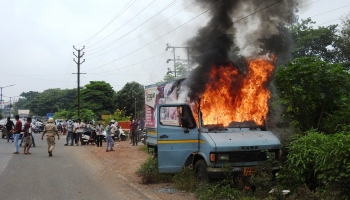 5 vehicles set ablaze in Margao, 1 held