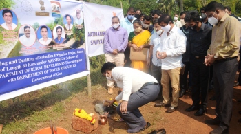 CM undertakes cleaning of SIP canal under MGNREGA