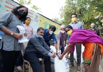 Rotary Club Margao distributes essentials to Fatorda’s daily wage garbage cleaners