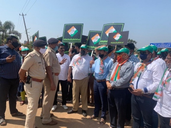 Goa Cong leaders protest in Huballi against double tracking project in State