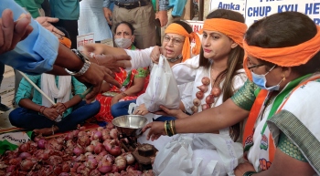 Mahila Cong sells subsidised onions in Valpoi town