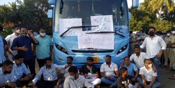 Mumbai City FC team bus stopped at Nagoa ground