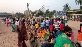 Hundreds observe Chhath pooja at Baina