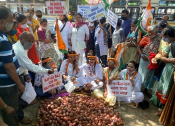 BJP looting public by hiking prices of onions: Mahila Cong