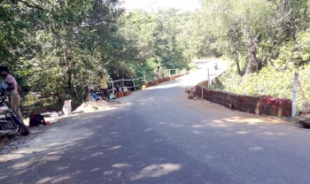 After bamboos, PWD turns to laterite stones for safety at Dumane