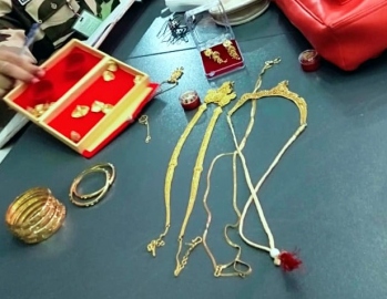 CISF finds Rs 5.5 lakh jewellery in bag at airport, locates owner