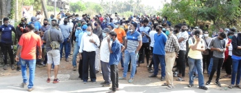 Heavy deployment of armed police fails to deter villagers